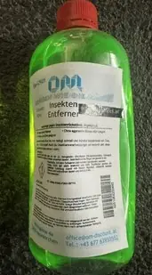 Grüne 500ml Flasche Insektenentferner von OM mit rotem Verschluss, geeignet für Gastronomie und Hotelbetriebe.